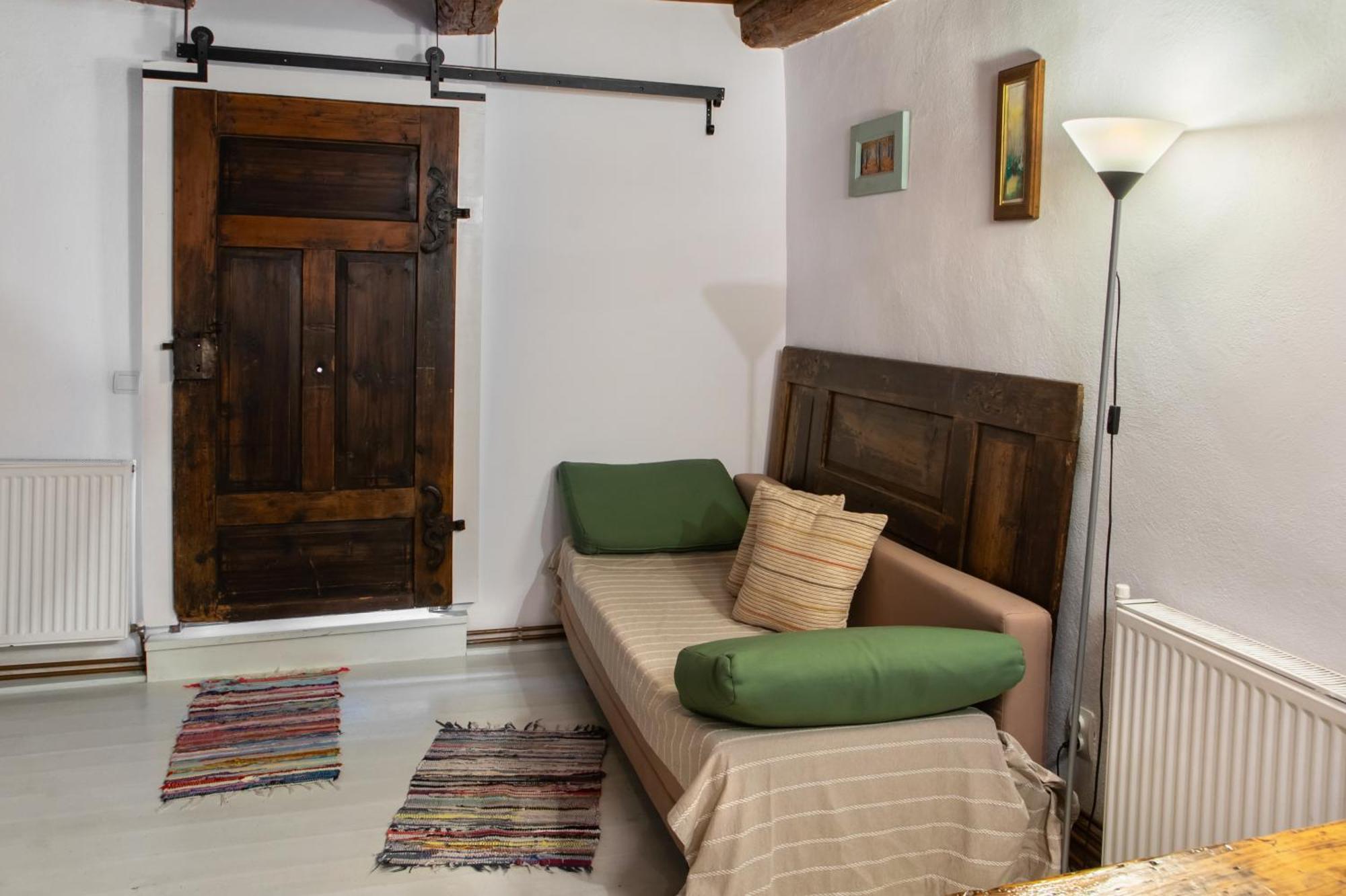 Bike House - 250-Year-Old Restored House In A Quiet Area Braşov Eksteriør billede